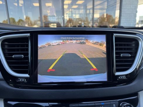 Used 2022 Chrysler Pacifica Touring-L image 11