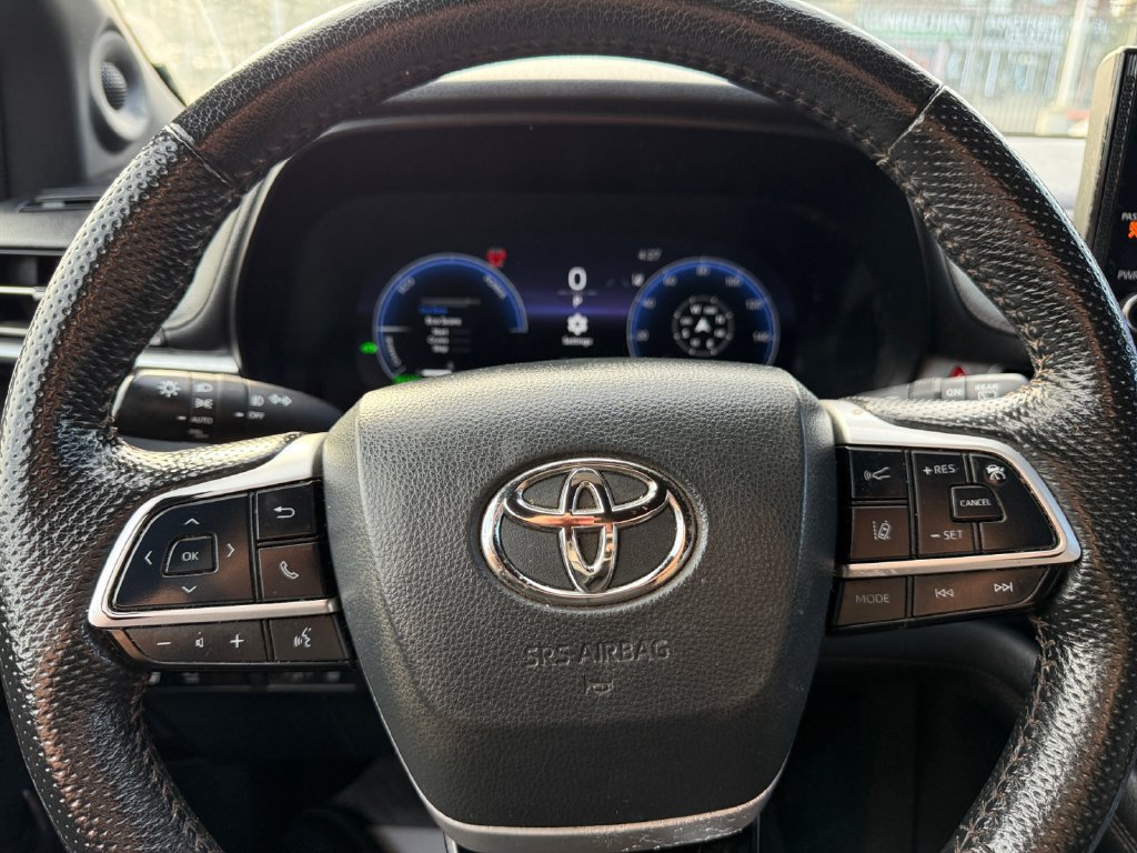 Certified 2025 Toyota Sienna Platinum AWD/4WD image 36