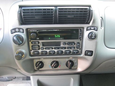 Used 2003 Ford Explorer Sport Trac XLT image 20