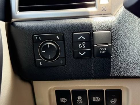 Used 2023 Lexus GX 460 Premium w/ Accessory Package AWD/4WD image 26