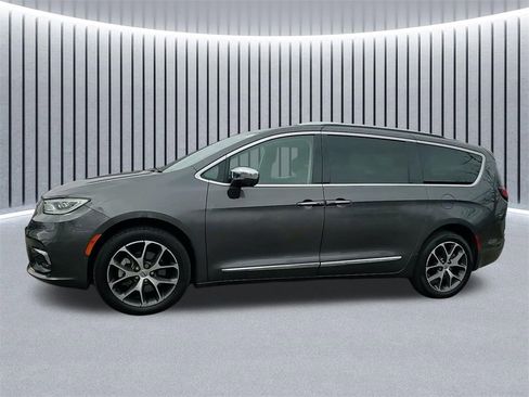 Used 2021 Chrysler Pacifica Limited w/ Premium & Safety Sphere Group image 14