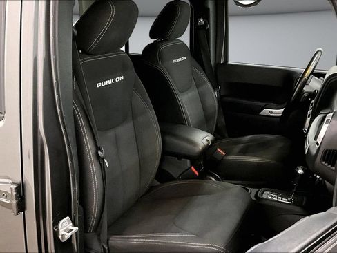 Used 2018 Jeep Wrangler Unlimited Rubicon w/ Connectivity Group AWD/4WD image 30