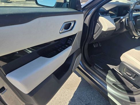 Used 2019 Land Rover Range Rover Velar R-Dynamic SE AWD/4WD image 24