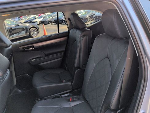 Used 2024 Toyota Highlander Platinum image 14