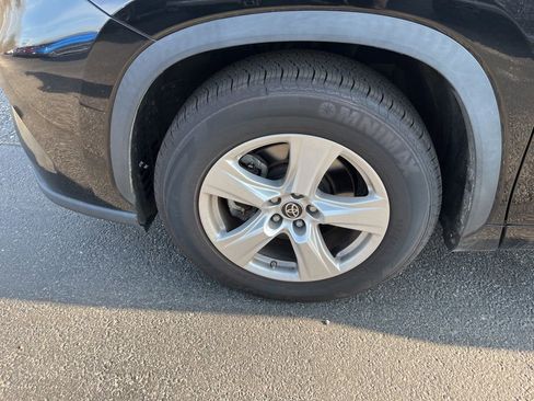 Used 2023 Toyota Highlander L image 28