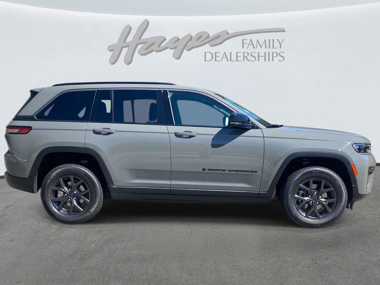 New 2027 Jeep Grand Cherokee Altitude RWD image 3