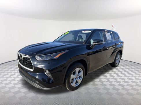 Used 2024 Toyota Highlander LE image 3