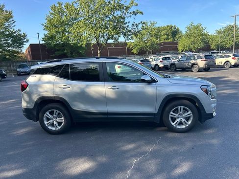 Used 2022 GMC Terrain SLE w/ Driver Convenience Package FWD image 2