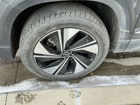 Used 2025 Volkswagen Taos SE image 16