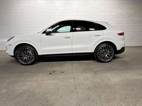 Certified 2022 Porsche Cayenne Coupe AWD/4WD image 2