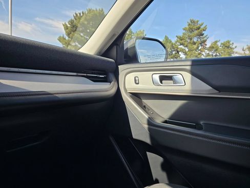 Used 2025 Ford Explorer Active AWD/4WD image 26