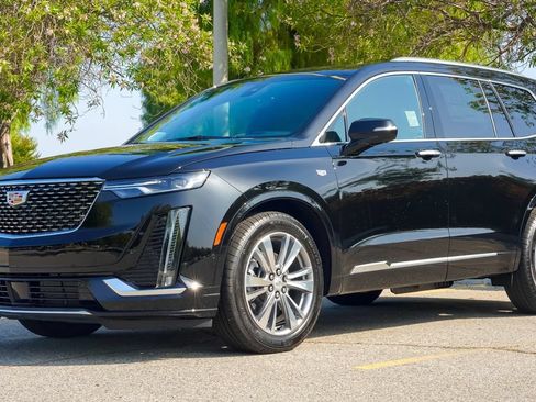 Used 2025 Cadillac XT6 Premium Luxury w/ Technology Package FWD image 3