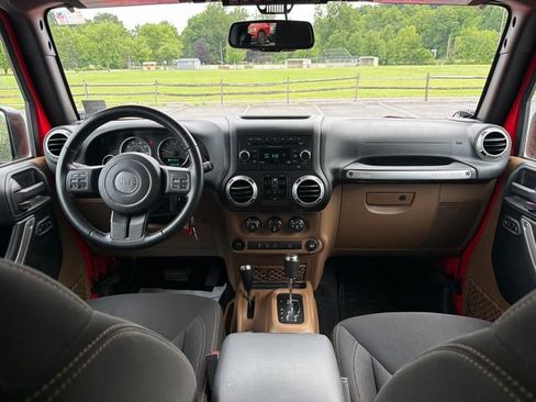 Used 2017 Jeep Wrangler Unlimited Rubicon w/ Connectivity Group AWD/4WD image 13