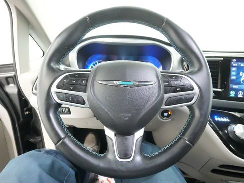 Used 2018 Chrysler Pacifica Touring-L FWD image 38