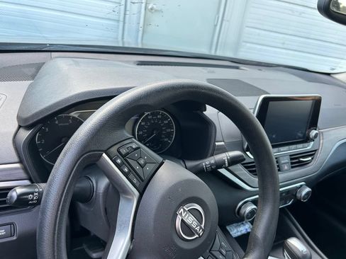 Used 2025 Nissan Altima 2.5 SV FWD image 10