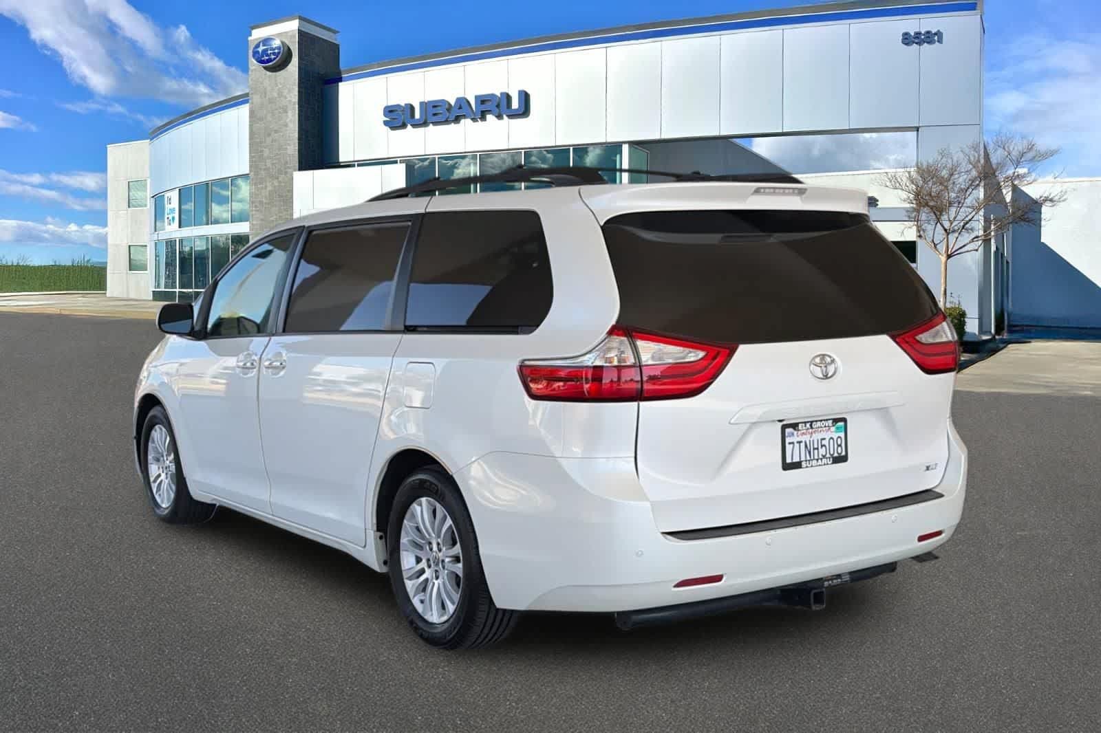 Used 2016 Toyota Sienna XLE w/ XLE Navigation Package FWD image 8