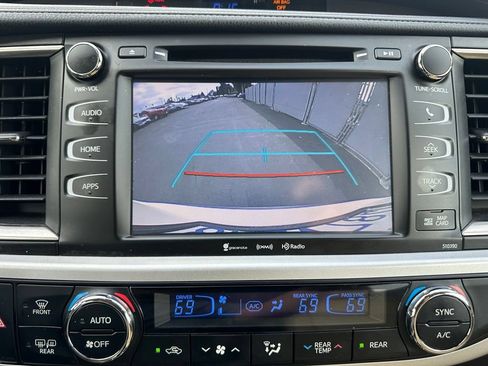 Used 2019 Toyota Highlander XLE FWD image 14