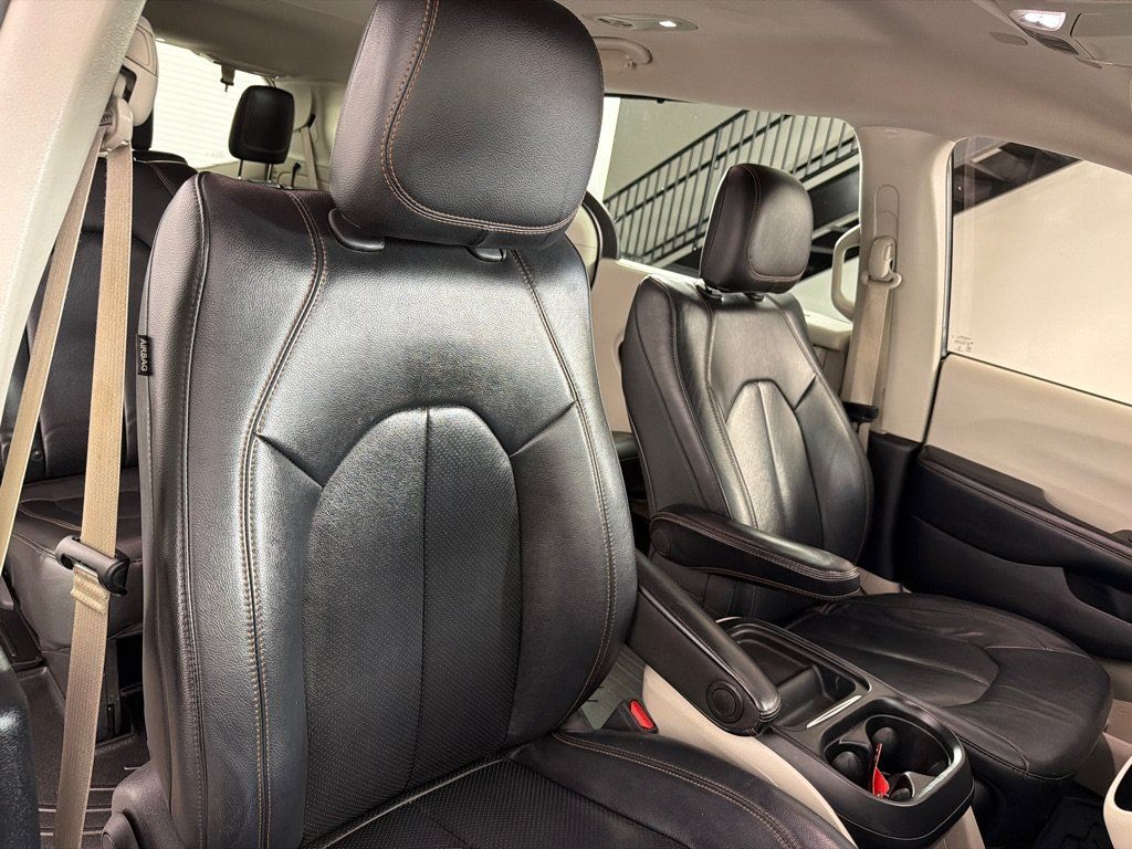 Used 2020 Chrysler Pacifica Touring-L FWD image 24