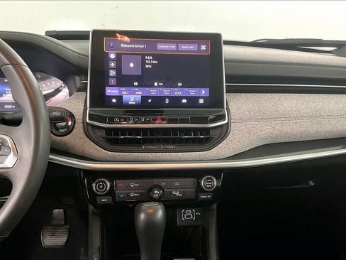 Used 2024 Jeep Compass Latitude image 15