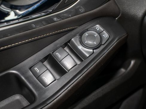 Used 2023 Chevrolet Traverse LT FWD image 28