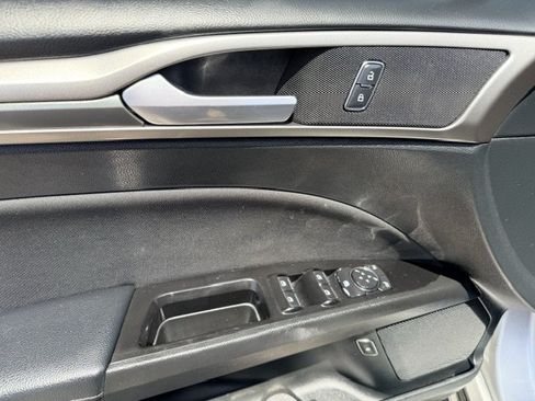 Used 2017 Ford Fusion SE w/ Equipment Group 601A FWD image 12