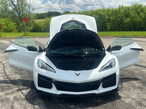 Used 2025 Chevrolet Corvette Z06 w/ Z07 Performance Package RWD image 39