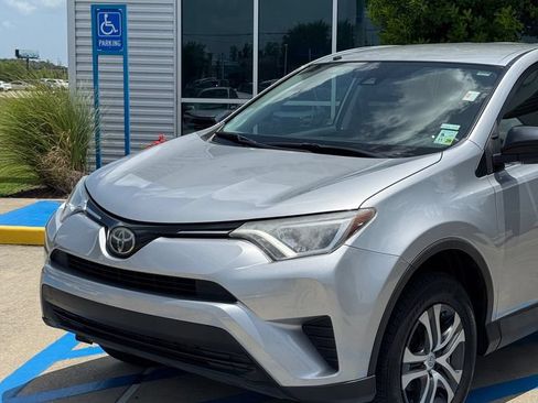 Used 2018 Toyota RAV4 LE FWD image 2