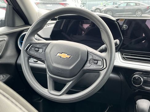 Used 2025 Chevrolet Trax LT image 27