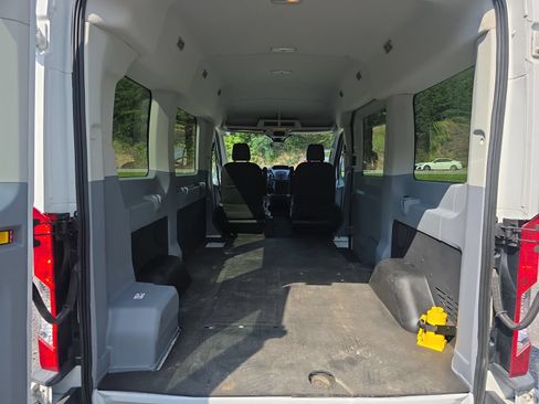 Used 2018 Ford Transit 150 XLT RWD image 25