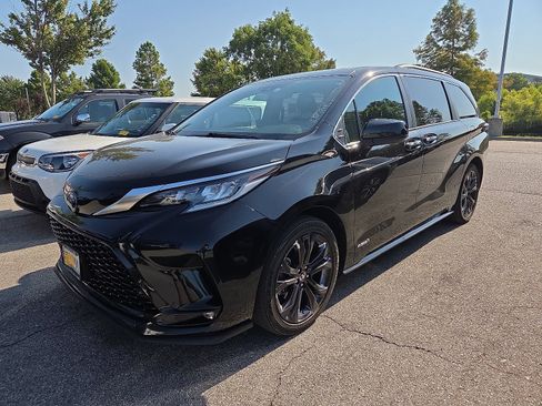 Used 2021 Toyota Sienna XSE w/ XSE Plus Package FWD image 2