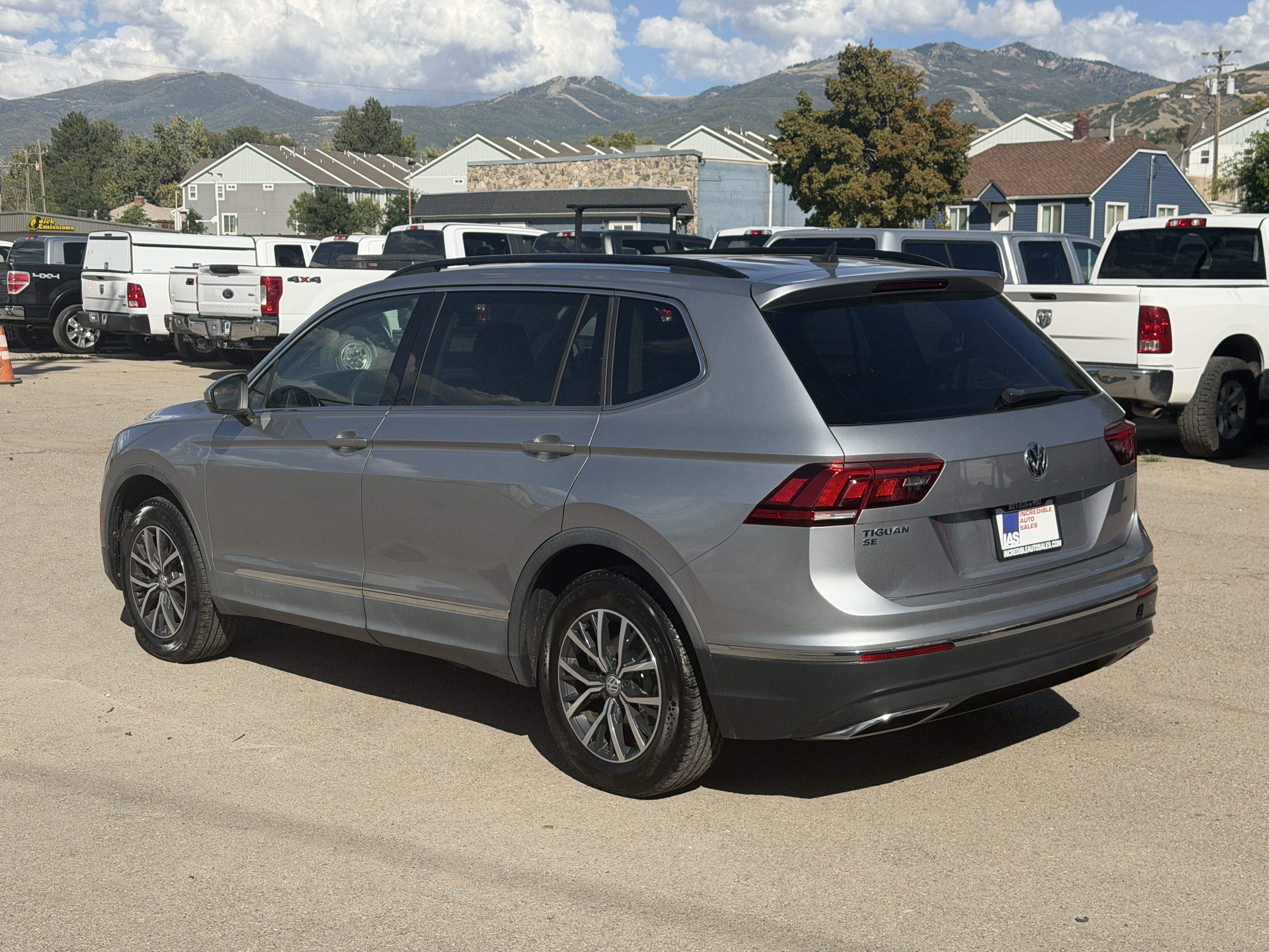 Used 2020 Volkswagen Tiguan SE w/ Panoramic Sunroof Package FWD image 4