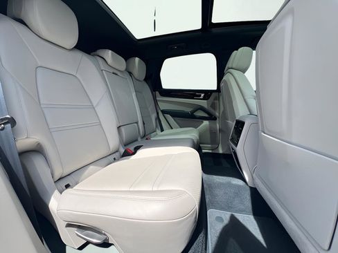 Used 2021 Porsche Cayenne AWD/4WD image 26