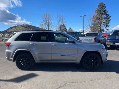 Used 2020 Jeep Grand Cherokee Altitude image 6