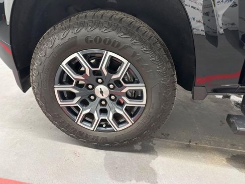 Used 2025 Chevrolet Colorado Z71 w/ Technology Package image 10