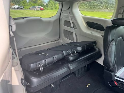 Certified 2024 Chrysler Pacifica Touring-L FWD image 16