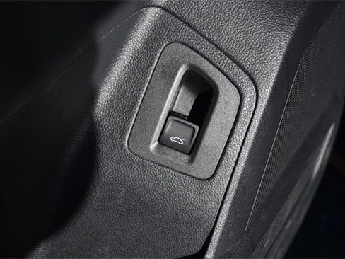 Certified 2023 Volkswagen Atlas SE image 9