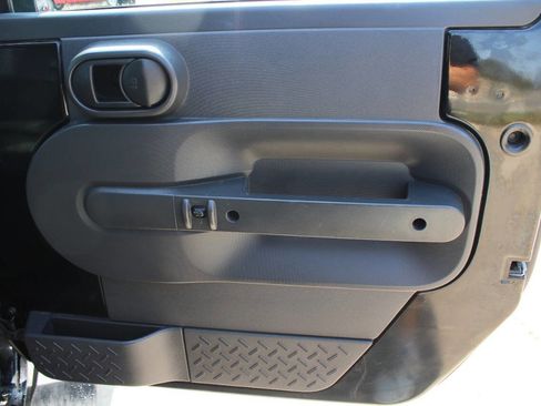 Used 2010 Jeep Wrangler Unlimited Sahara image 7