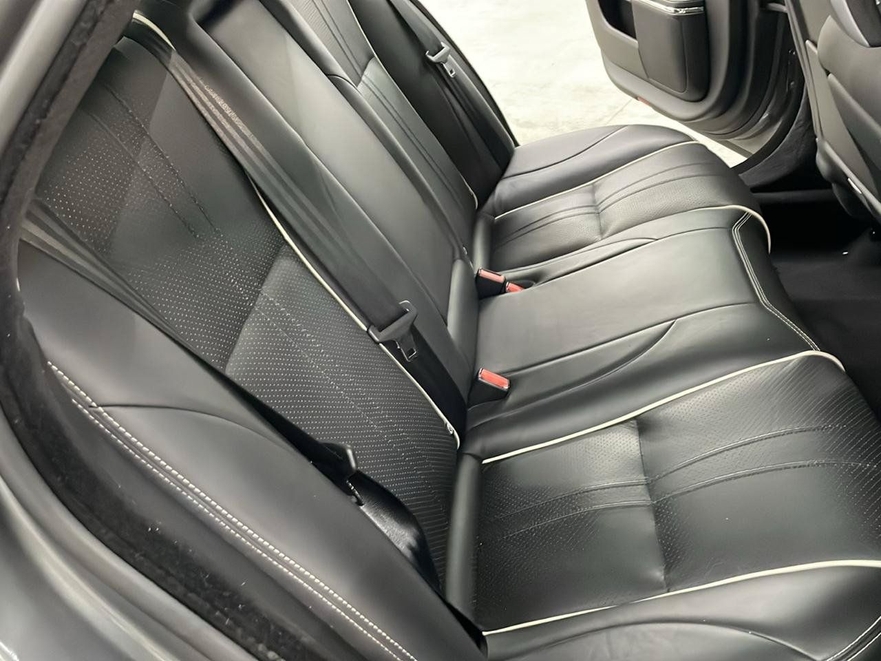 Used 2019 Jaguar XJ R-Sport RWD image 15