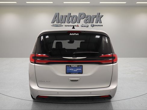 Certified 2024 Chrysler Pacifica Touring-L FWD image 9