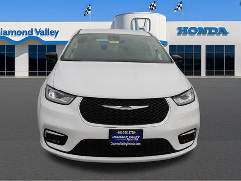 Used 2024 Chrysler Pacifica Select image 2