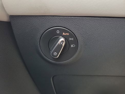 Certified 2025 Volkswagen Taos SE FWD image 31