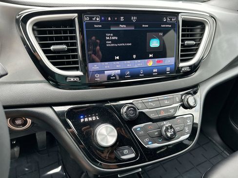 Used 2025 Chrysler Pacifica Select image 16