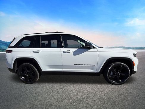 Certified 2023 Jeep Grand Cherokee Limited w/ Luxury Tech Group II RWD image 12