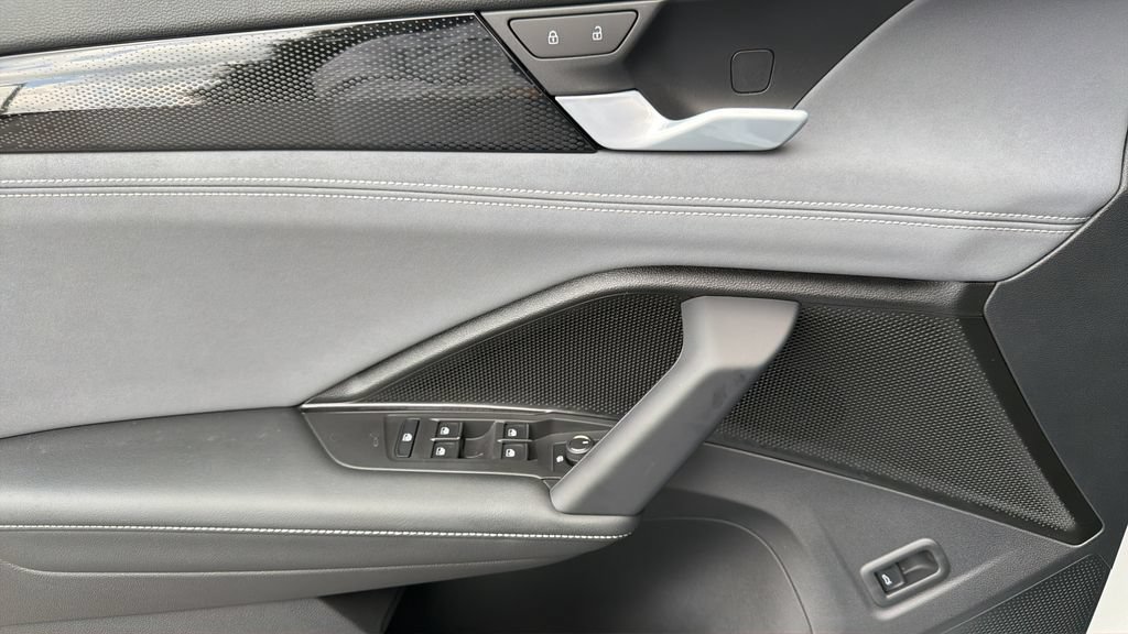 New 2026 Volkswagen Tiguan SE R-Line FWD image 21