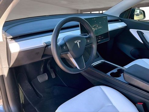 Used 2022 Tesla Model Y Long Range image 13