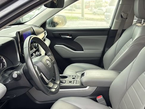 Used 2023 Toyota Highlander XLE AWD/4WD image 28