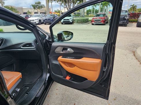 Used 2024 Chrysler Pacifica Pinnacle w/ Trailer Tow Group FWD image 6