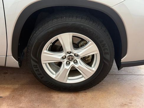 Used 2023 Toyota Highlander LE image 23