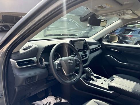 Used 2025 Toyota Highlander XLE FWD image 12