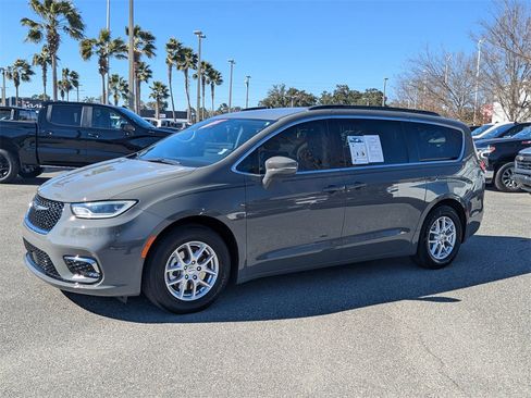 Used 2022 Chrysler Pacifica Touring-L image 7